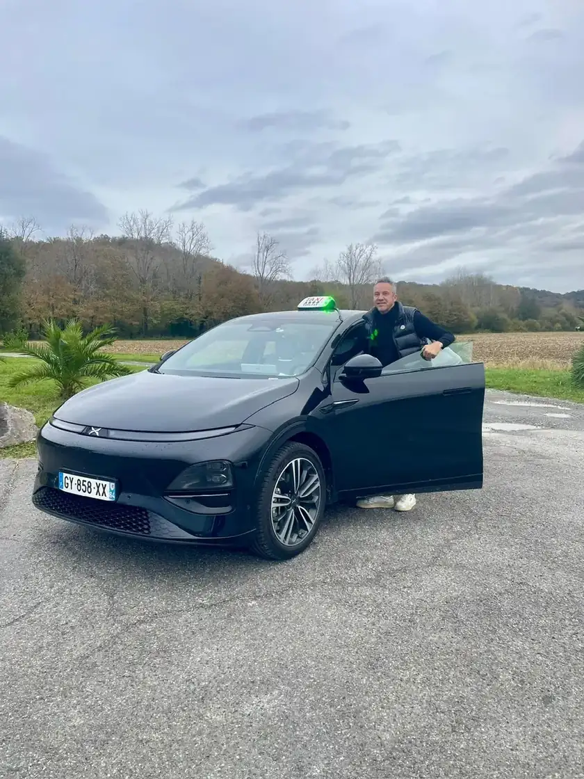 Sébastien, taxi TAXI SEB 64, devant son véhicule sur les routes du Béarn