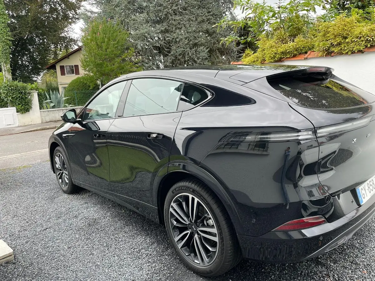 SUV électrique noir de TAXI SEB 64, pour les déplacements professionnels