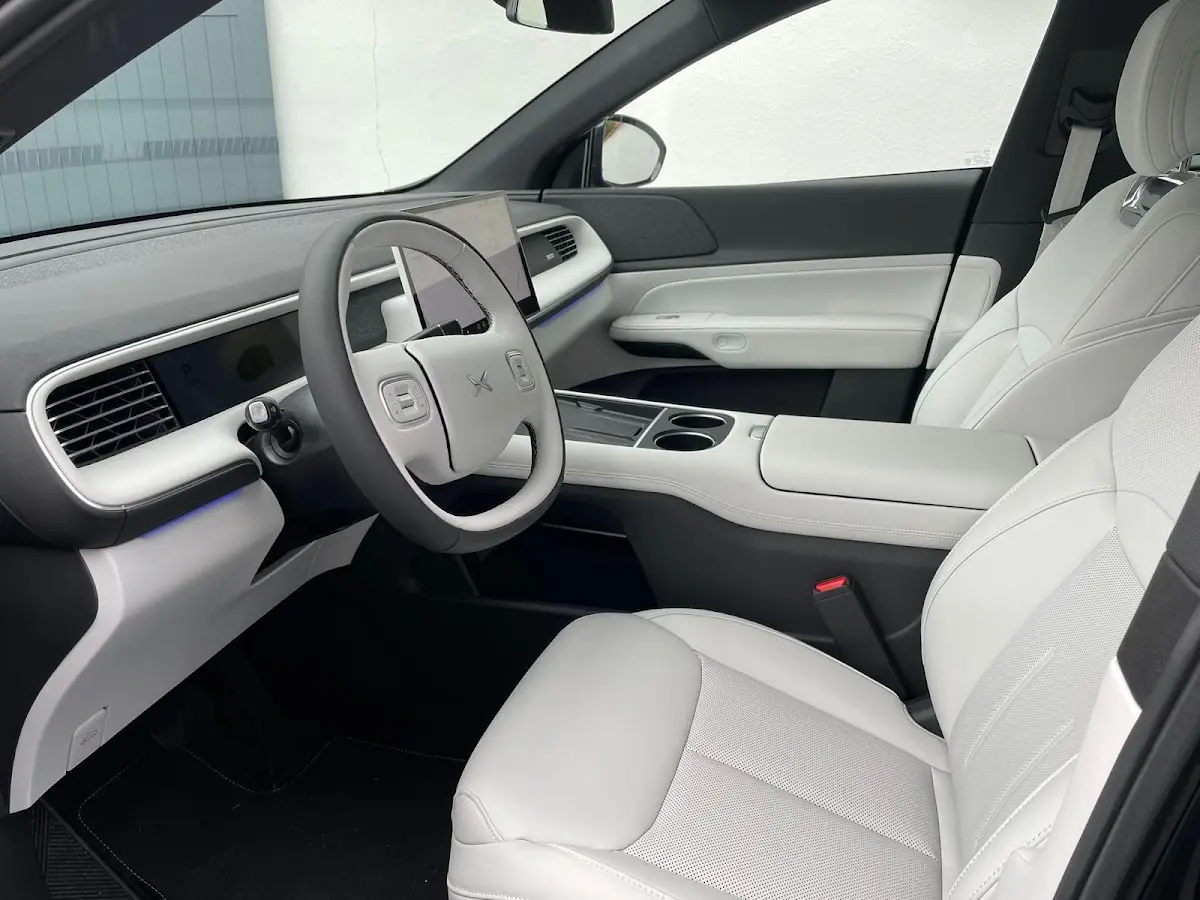 Intérieur clair et spacieux du taxi de Sébastien, pour le transport de malades assis
